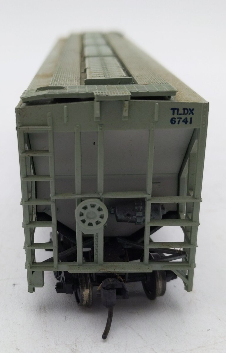 Walthers  HO Scale 39' Pillsbury 3 Bay Covered Hopper Weathered
