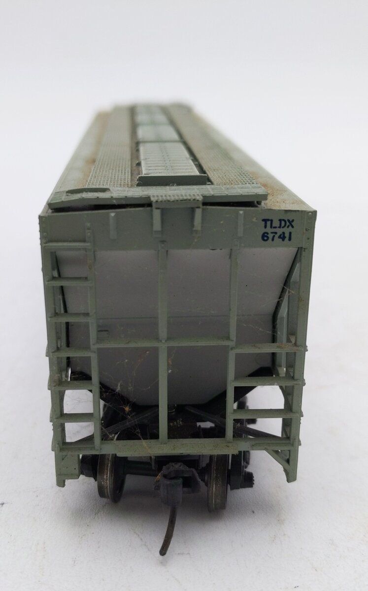 Walthers  HO Scale 39' Pillsbury 3 Bay Covered Hopper Weathered