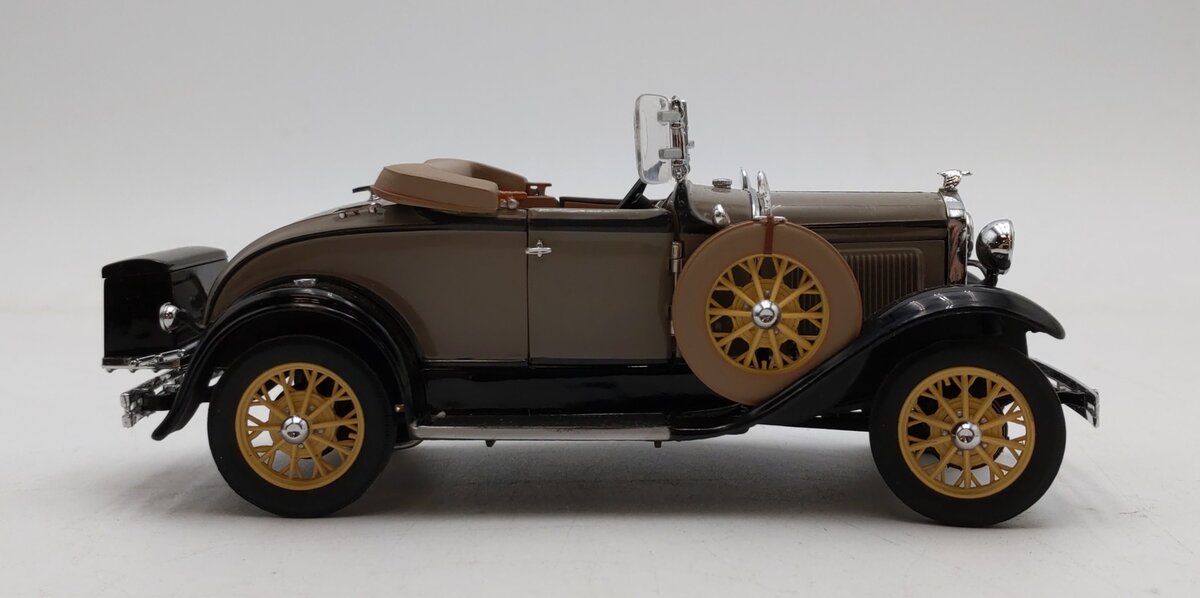 Danbury Mint 1:24 Scale 1931 Ford Model A Deluxe Roadster NIB