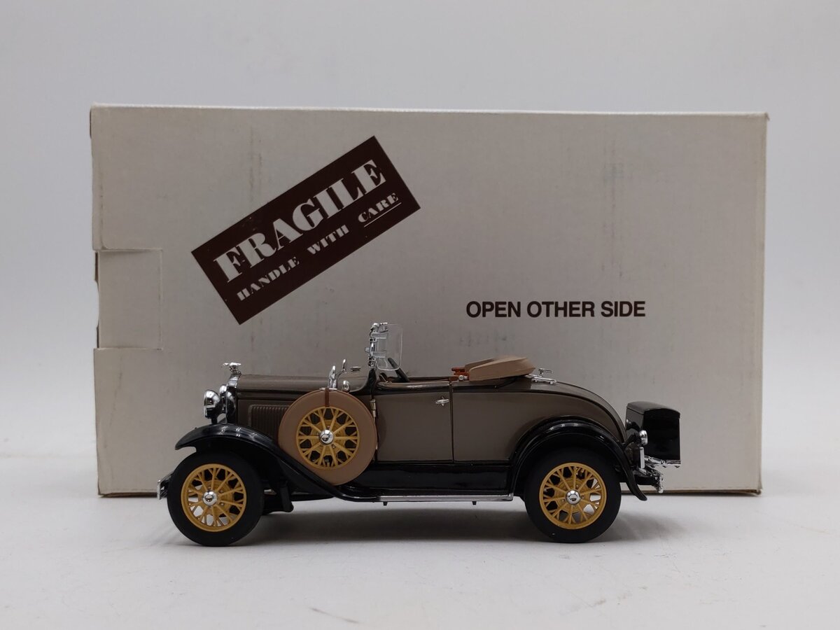Danbury Mint 1:24 Scale 1931 Ford Model A Deluxe Roadster NIB