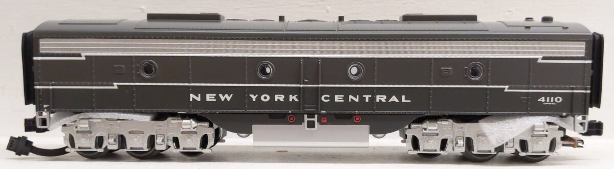 MTH 30-20702-3 O Gauge NY Central E-8 B-Unit Non-Powered Diesel Engine #4110 NIB