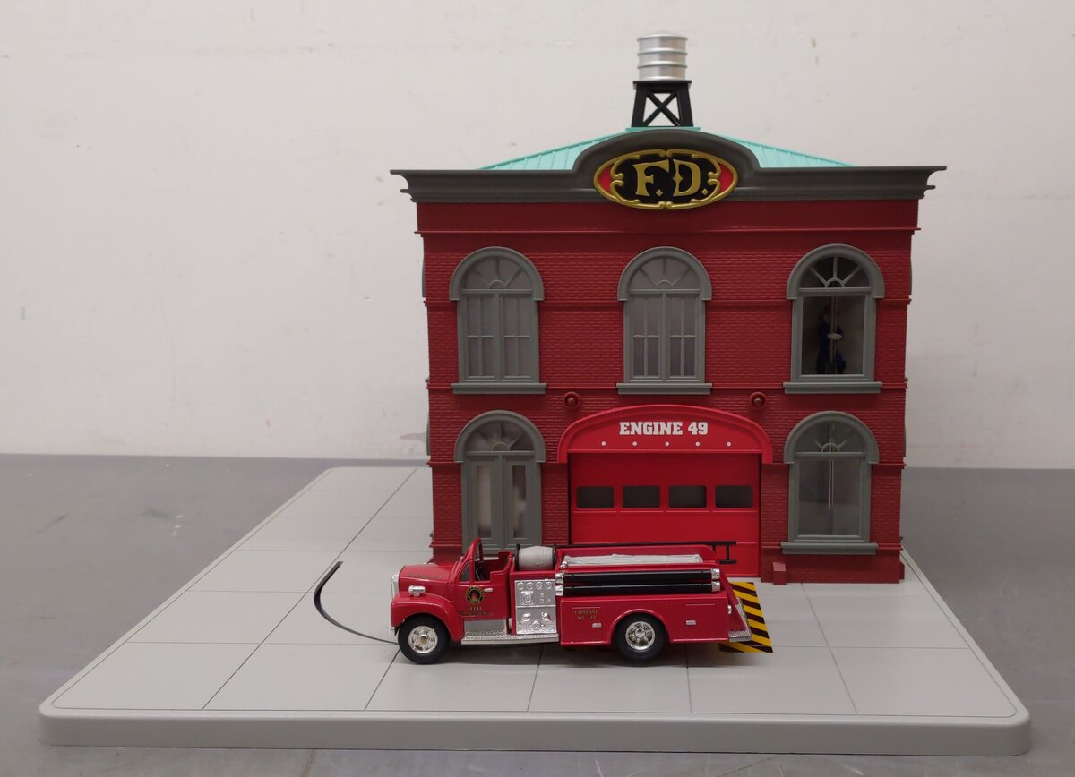 MTH 30-9157 Engine Company 49 Operating Firehouse w/ Red Fire Truck VG/Box
