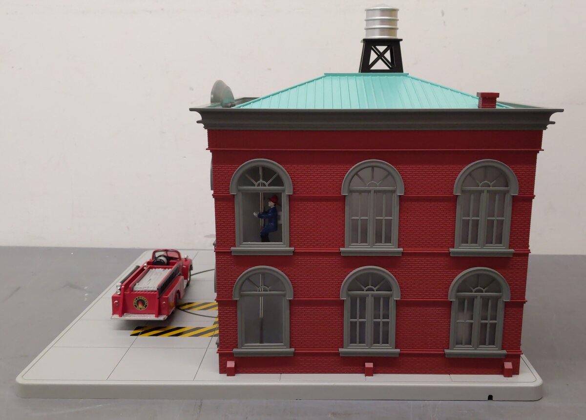 MTH 30-9157 Engine Company 49 Operating Firehouse w/ Red Fire Truck VG/Box