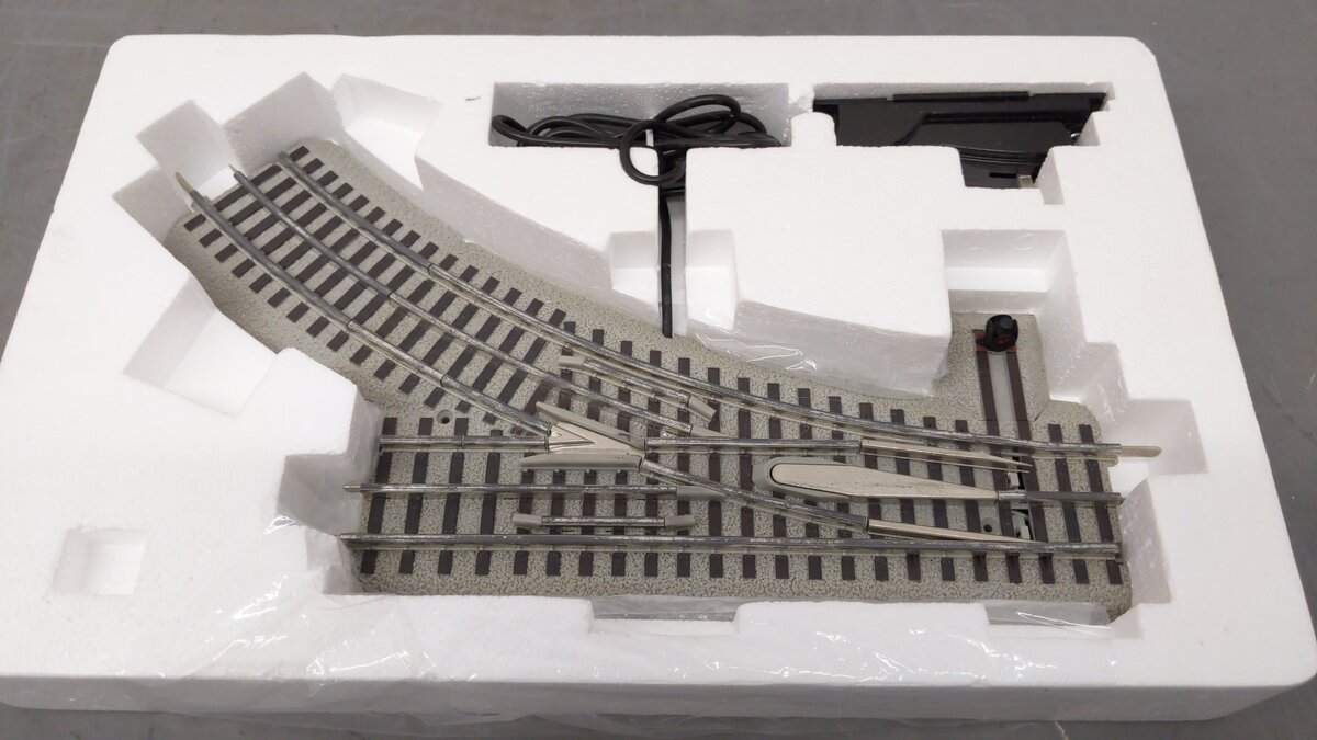 Lionel 6-12046 O Gauge O36 Right Hand Remote-Control FasTrack Switch/Turnout EX/Box
