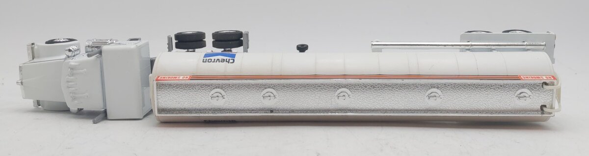 Lionel 6-12777 O Gauge Chevron Tractor and Tanker LN/Box