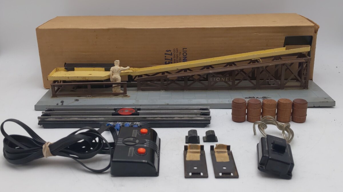 Lionel 362 Vintage O Operating Barrel Loader Ramp VG/Box