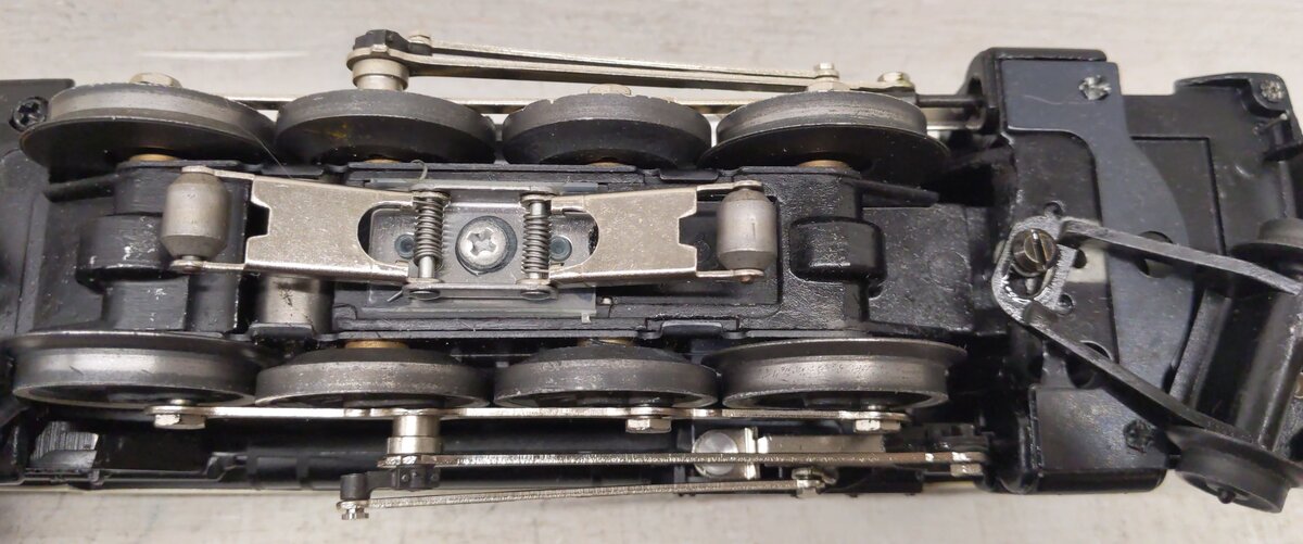 Lionel 6-8215 O Gauge Nickel Plate Road Berkshire 2-8-4 Steam Engine & Tender VG/Box