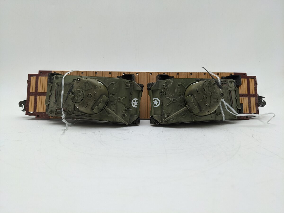 MTH 20-98637 O Gauge Pennsylvania Flat Car with 2 Sherman Tanks #470158 LN/Box