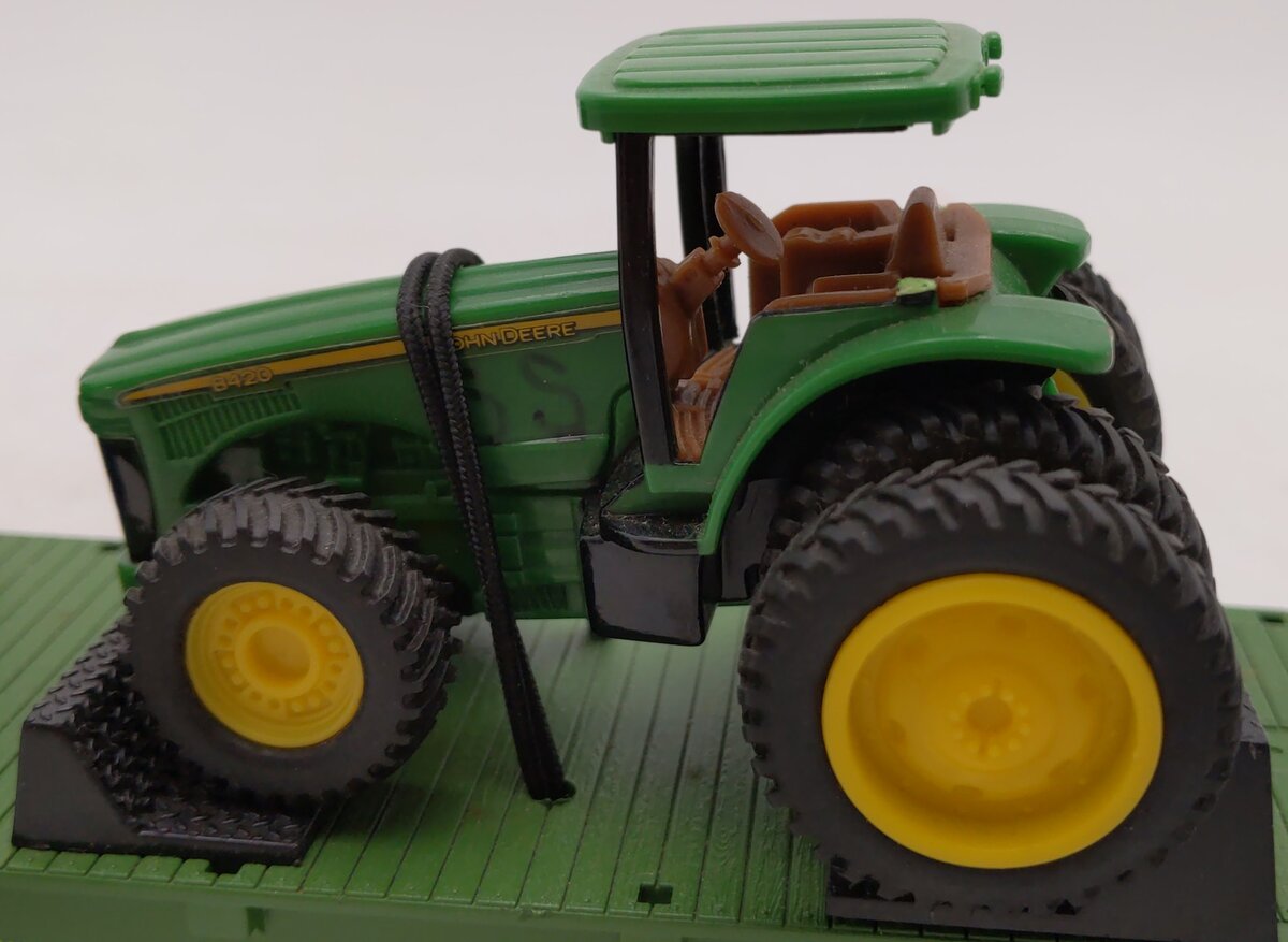 MTH 30-7028B O Gauge John Deere Flatcar w/ Model A Tractors #102 EX