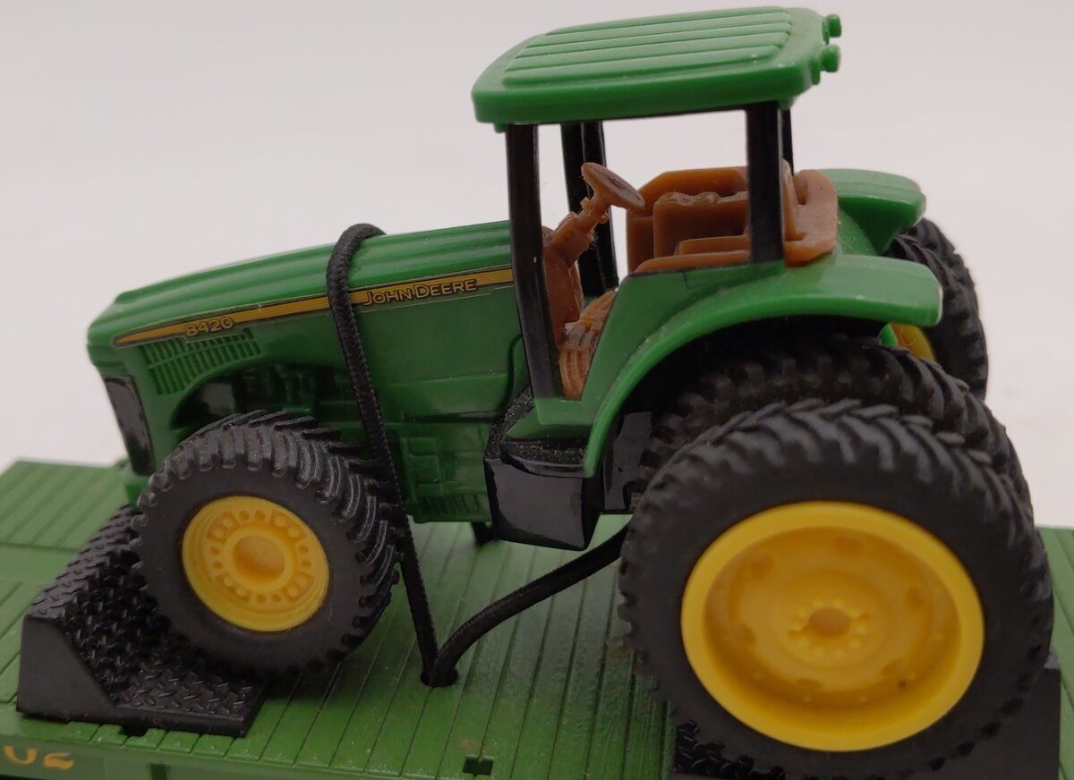 MTH 30-7028B O Gauge John Deere Flatcar w/ Model A Tractors #102 EX
