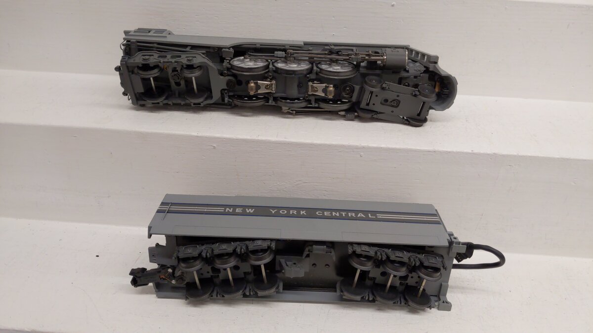 MTH 20-3045-1 O New York Central Dreyfuss Hudson Steam Loco & Tender w/PS2 #5445 EX/Box