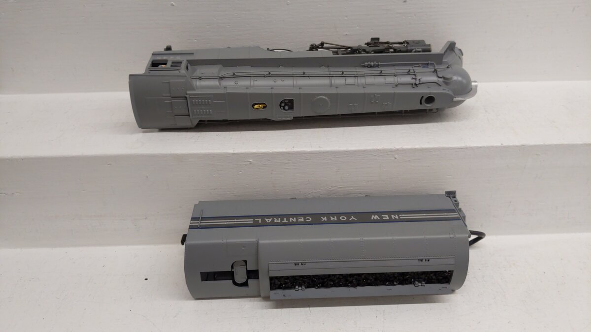 MTH 20-3045-1 O New York Central Dreyfuss Hudson Steam Loco & Tender w/PS2 #5445 EX/Box