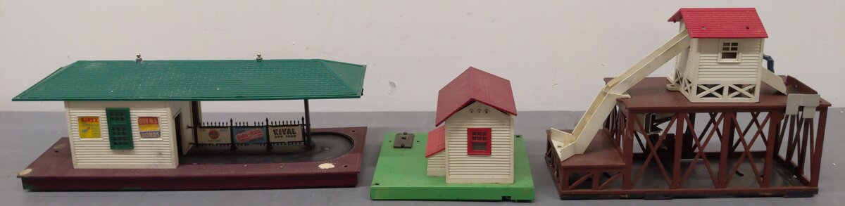Lionel 145/352/356 Vintage O Operating Gateman, Freight Station, & Gateman (3)