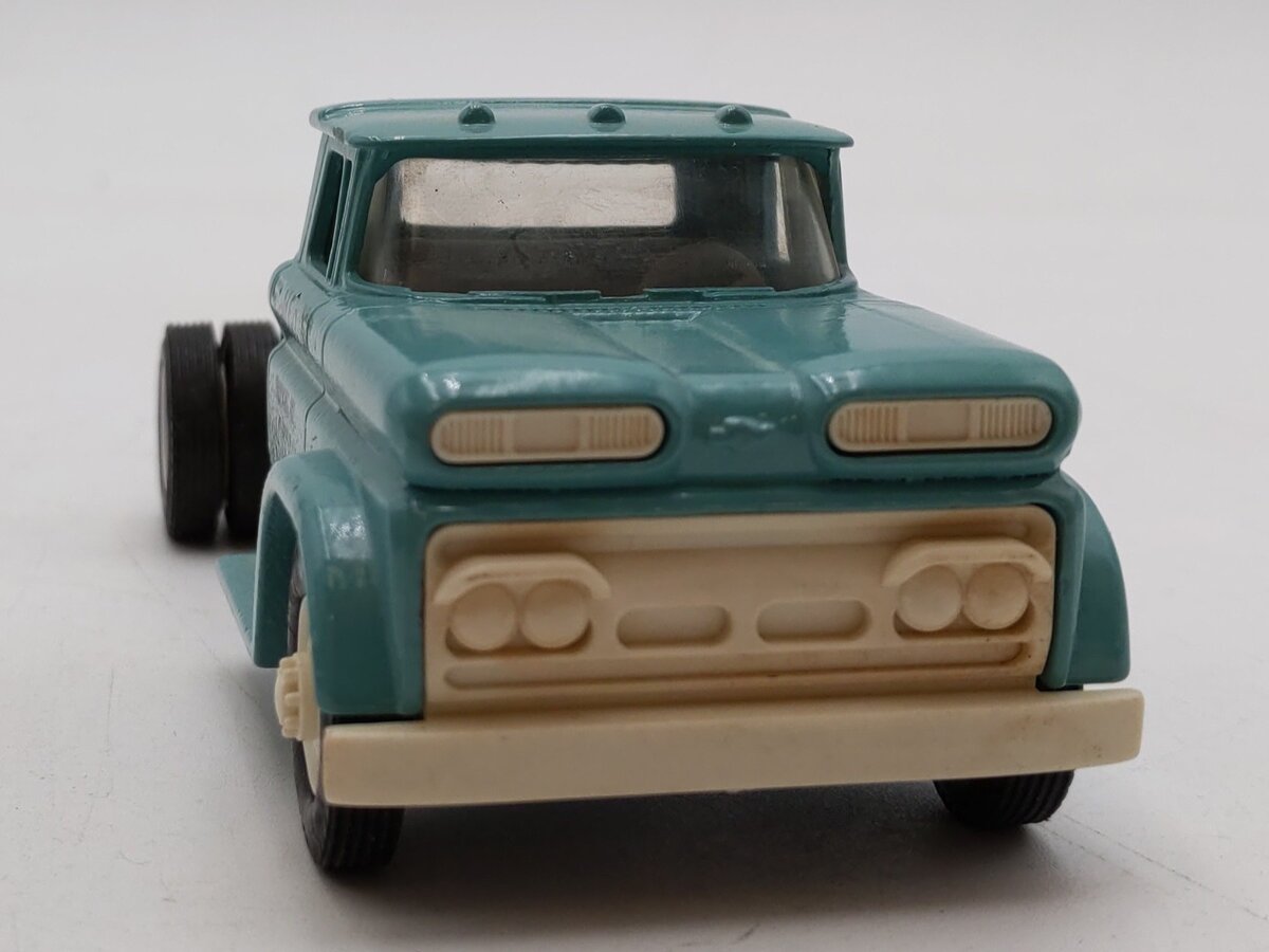 Ertl 2628 1:43 Turquoise 1960 Chevy Cab Gerald E. Ort. Vintage Vehicles EX/Box