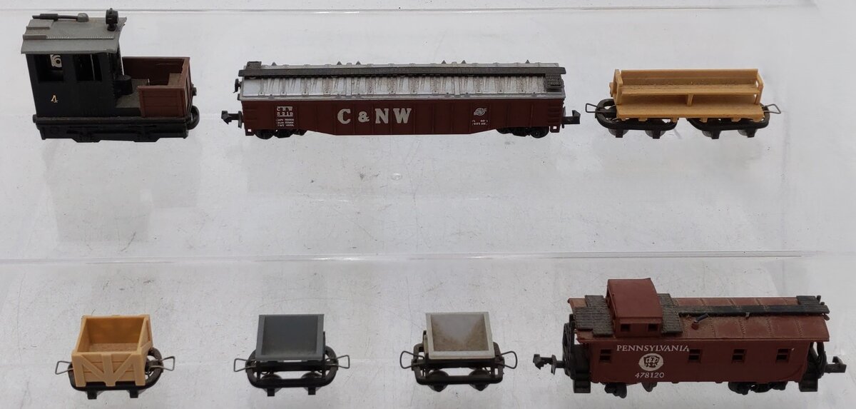 N Scale Assorted Freight Cars & Locomotive [7]
