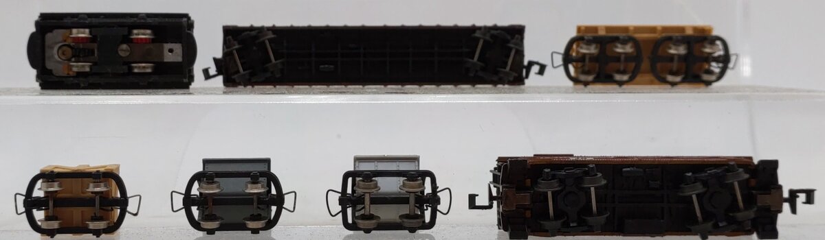 N Scale Assorted Freight Cars & Locomotive [7]