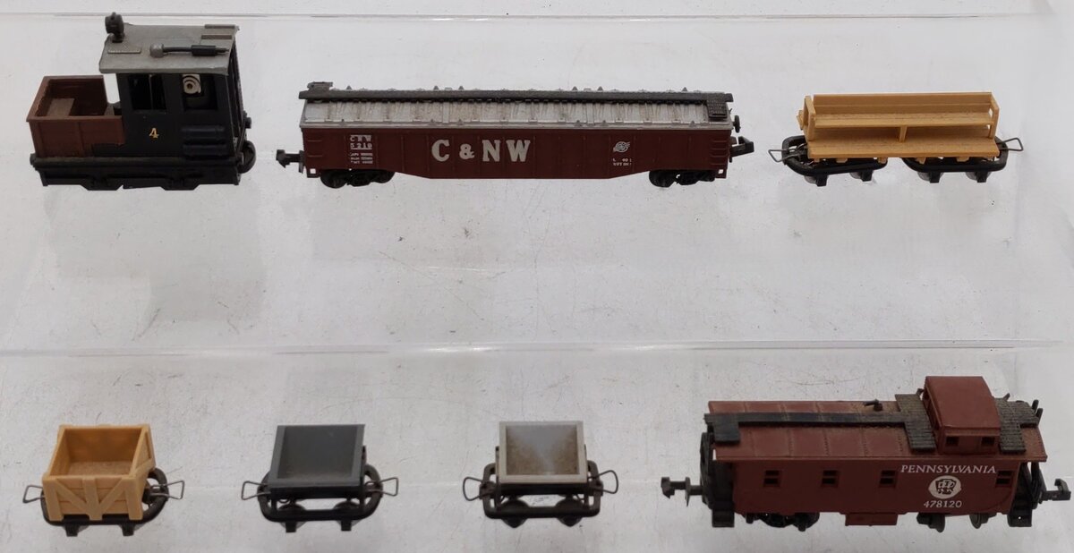 N Scale Assorted Freight Cars & Locomotive [7]