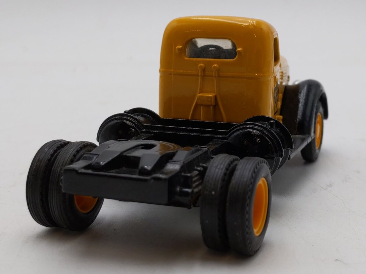 Ertl 2627 1:43 Yellow 1947 International K-12 Semi-Cab Vinatge Vehicles LN/Box