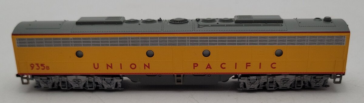 Kato 176-294 N Scale Union Pacific Powered E8/9B Diesel Locomotive #935B EX/Box