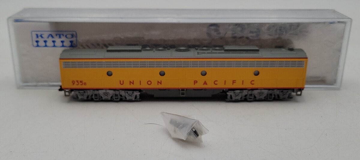 Kato 176-294 N Scale Union Pacific Powered E8/9B Diesel Locomotive #935B EX/Box