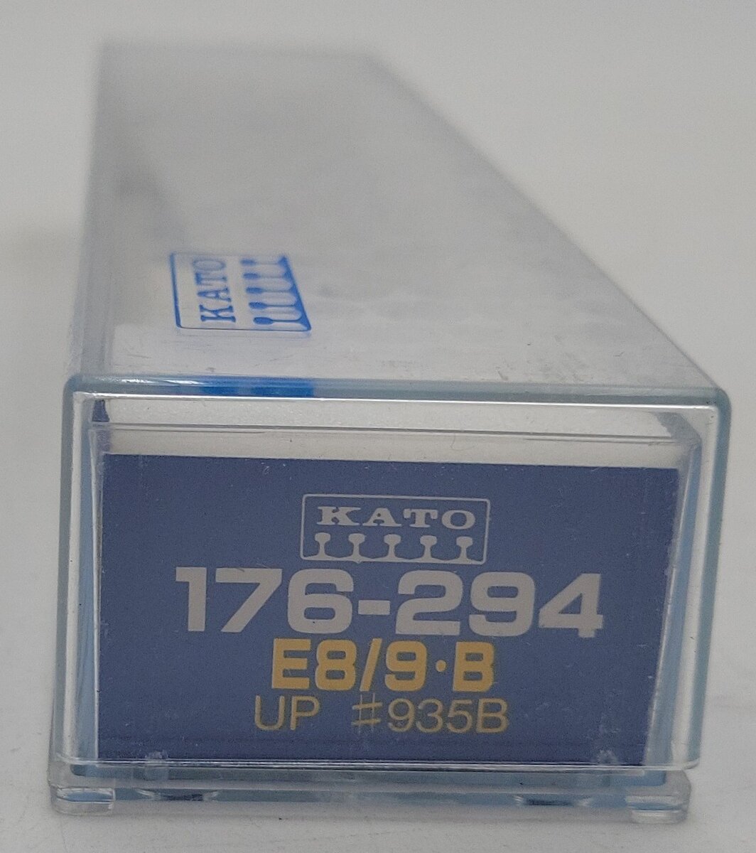 Kato 176-294 N Scale Union Pacific Powered E8/9B Diesel Locomotive #935B EX/Box