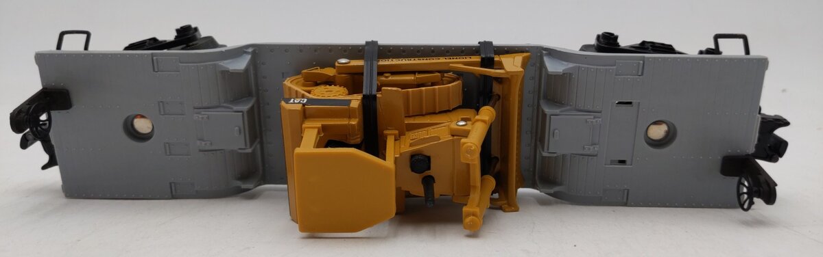 Lionel 6-16935 O Gauge Union Pacific Flatcar with Ertl Bulldozer LN/Box
