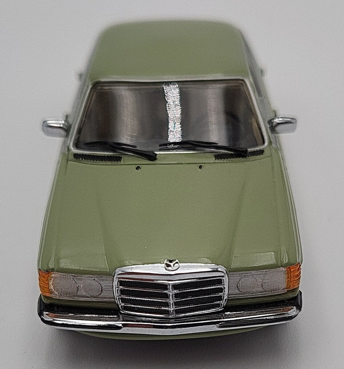 Minichamps 1:43 Mercedes Benz 230 CE 1977-85 Sage Green 430032214 EX
