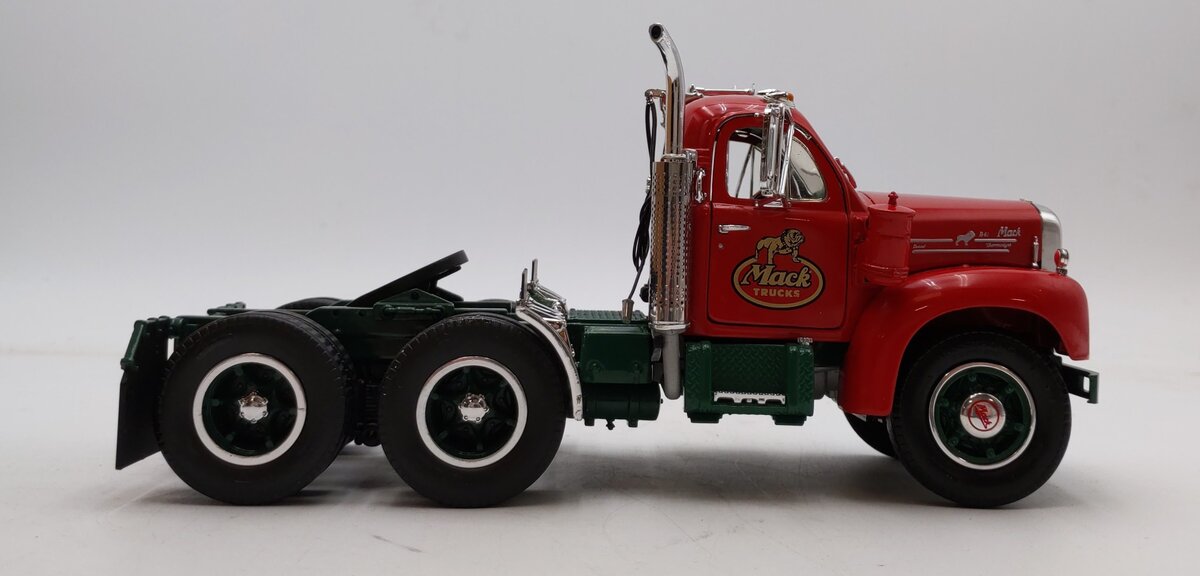 Eastwood Automobilia Transportation Collectable 1:25 1960 Model B-61 Mack Truck NIB