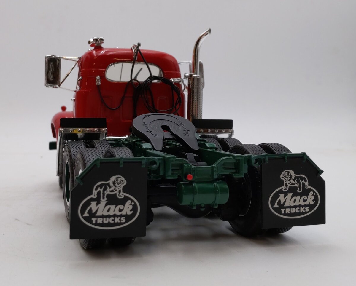 Eastwood Automobilia Transportation Collectable 1:25 1960 Model B-61 Mack Truck NIB