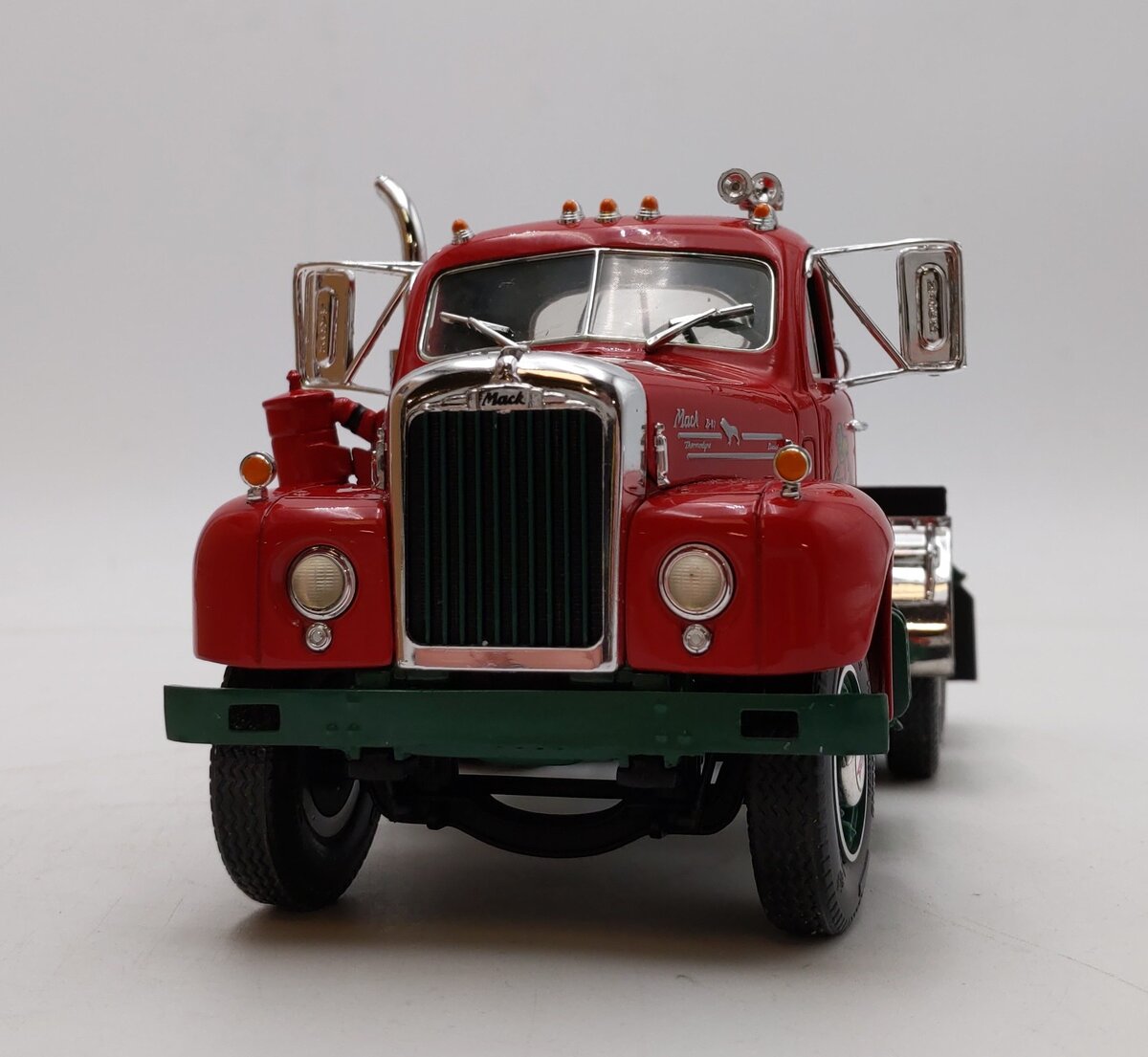 Eastwood Automobilia Transportation Collectable 1:25 1960 Model B-61 Mack Truck NIB