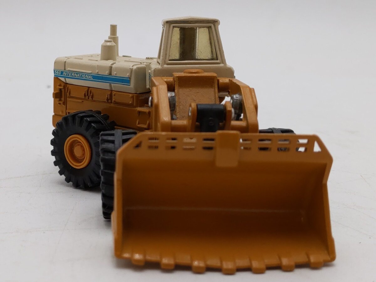 ERTL Might Movers 1:64 Scale International Hough Wheel Loader #1850 LN/Box