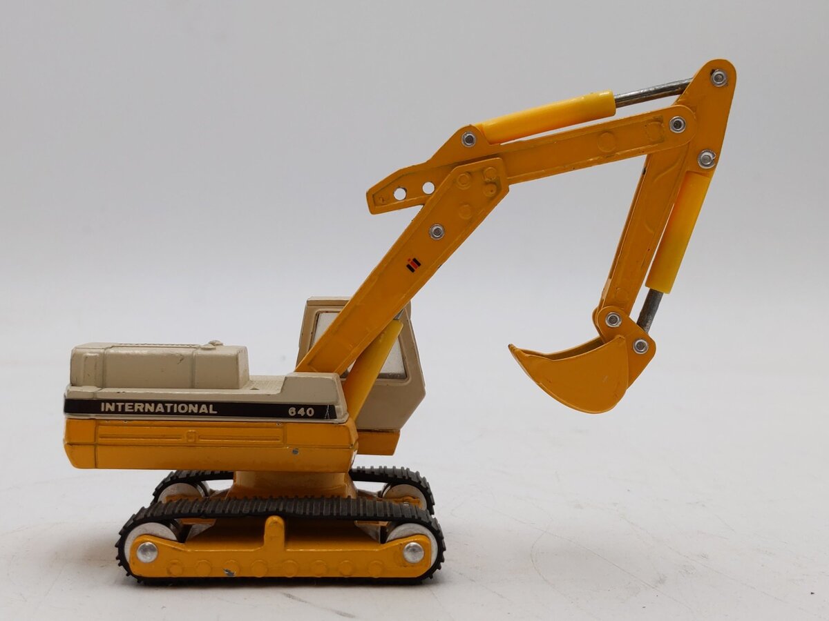ERTL Mighty Movers 1:64 Scale 1854 International Hough Excavator #640 LN/Box