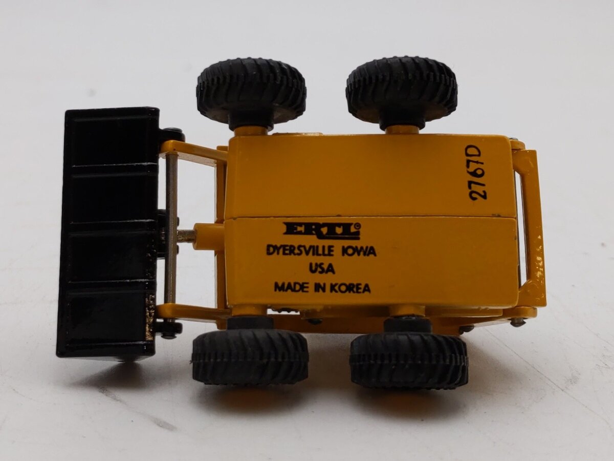 Ertl John Deere 1:64 Scale Skid Steer Loader 675 LN