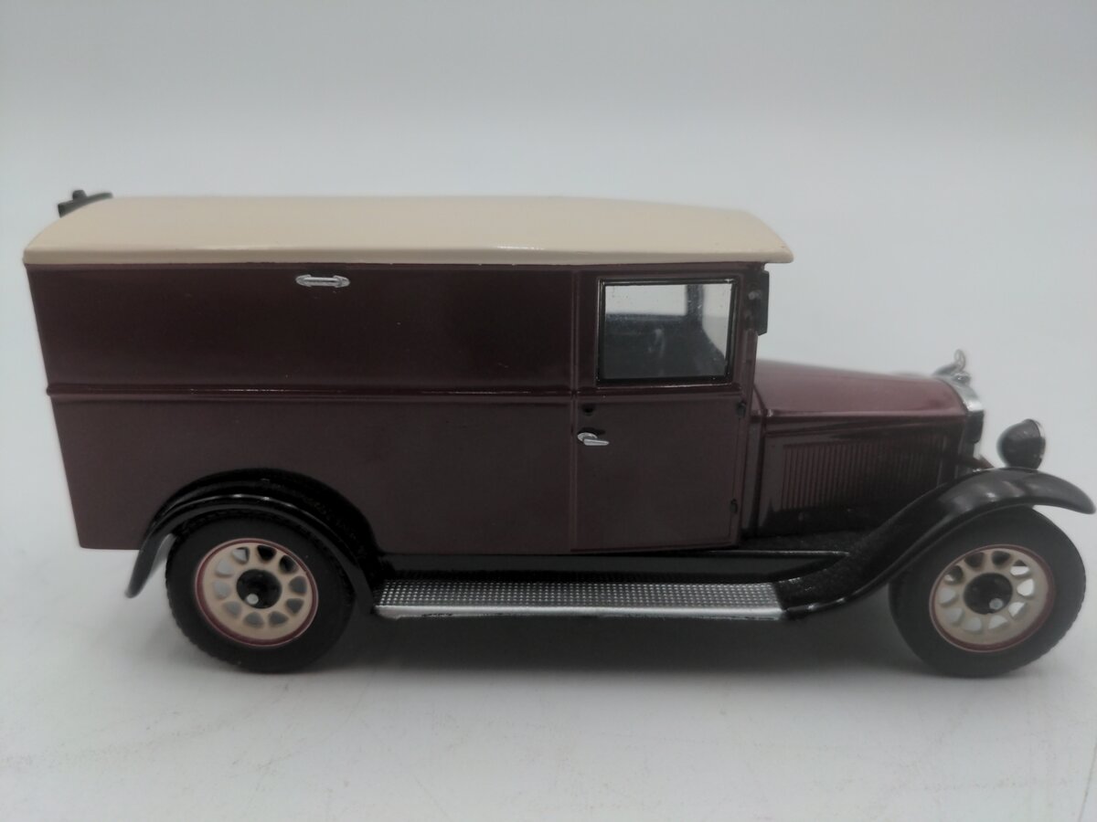 Whitebox 1/43 Mercedes Benz Red And White Express Van VG