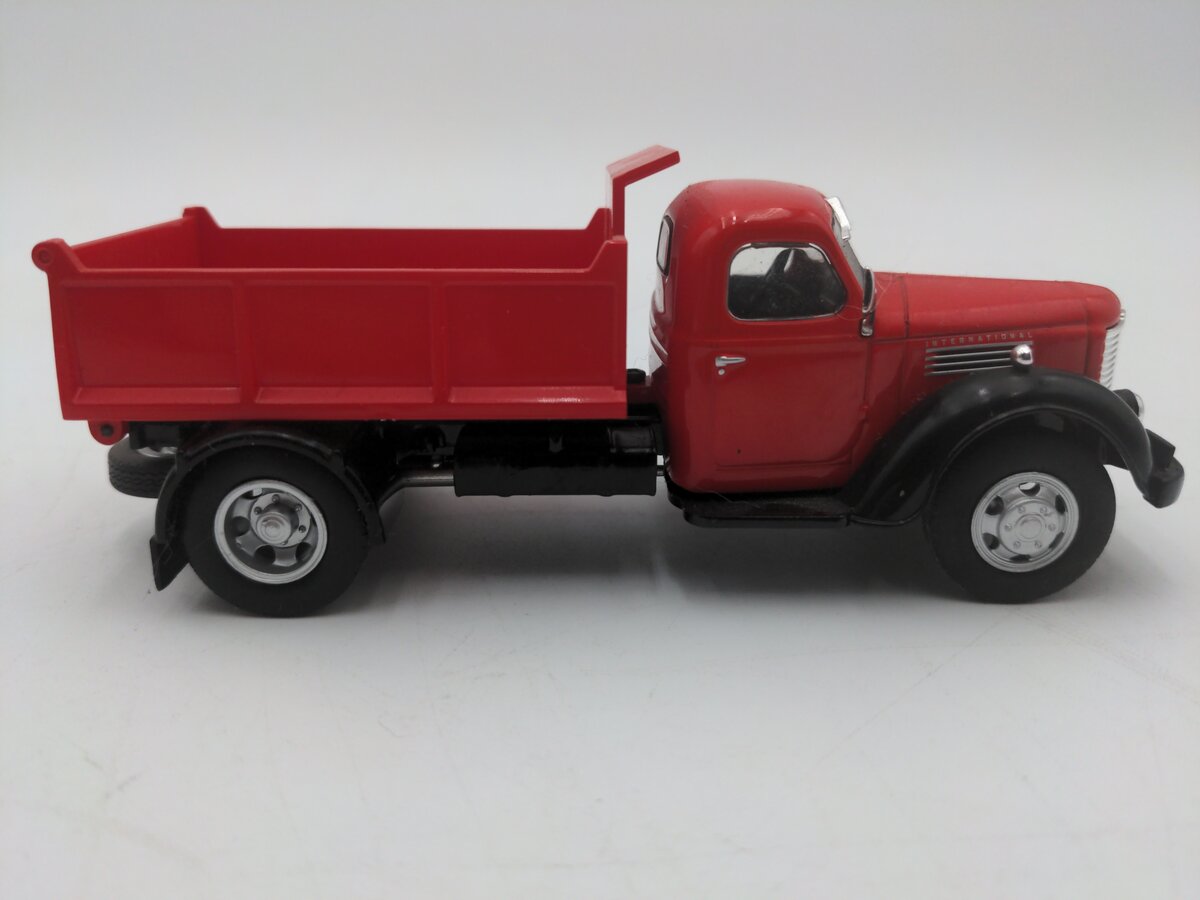 Whitebox 215114 1:43 Scale International Harvester EX/Box