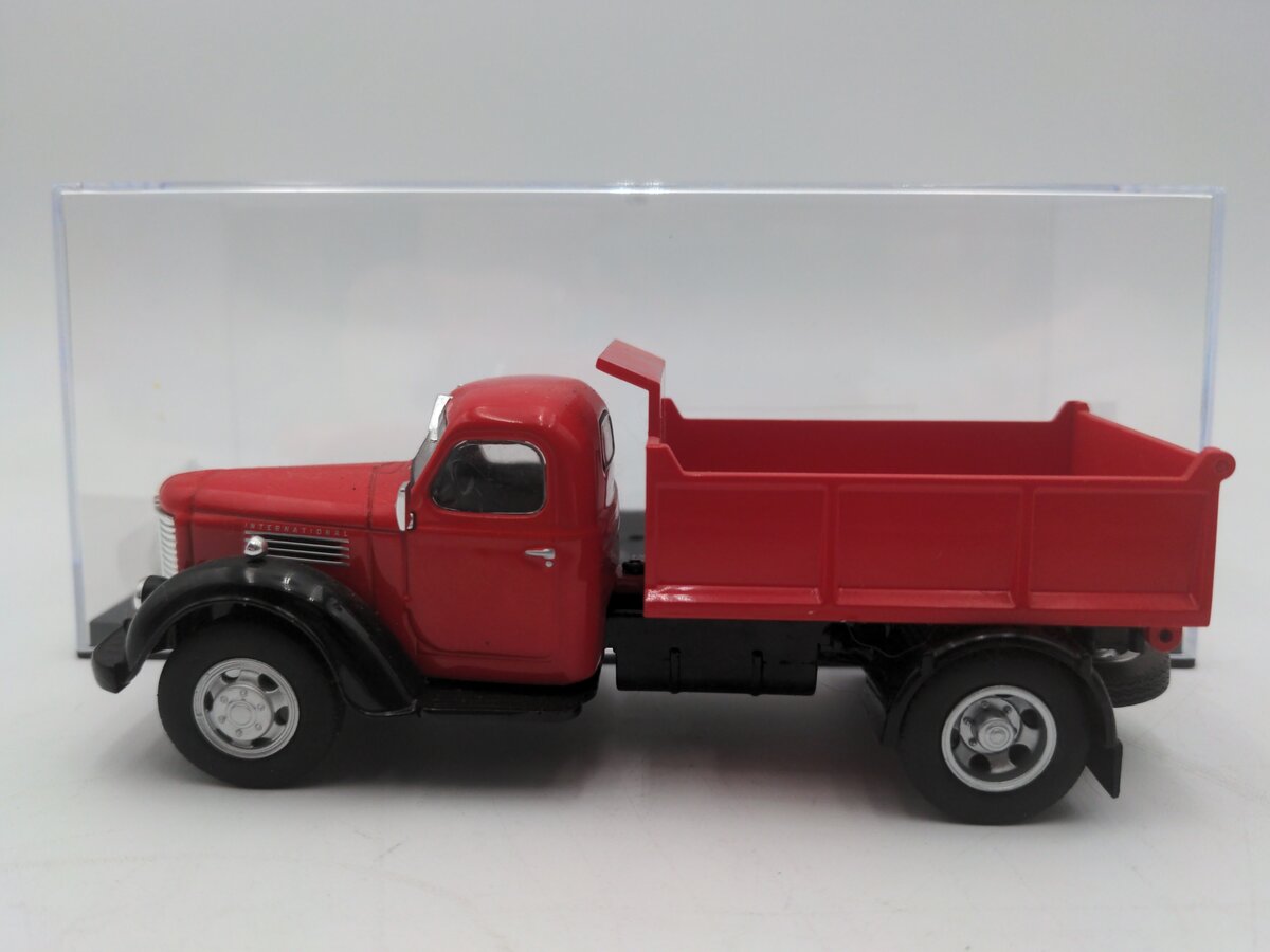 Whitebox 215114 1:43 Scale International Harvester EX/Box