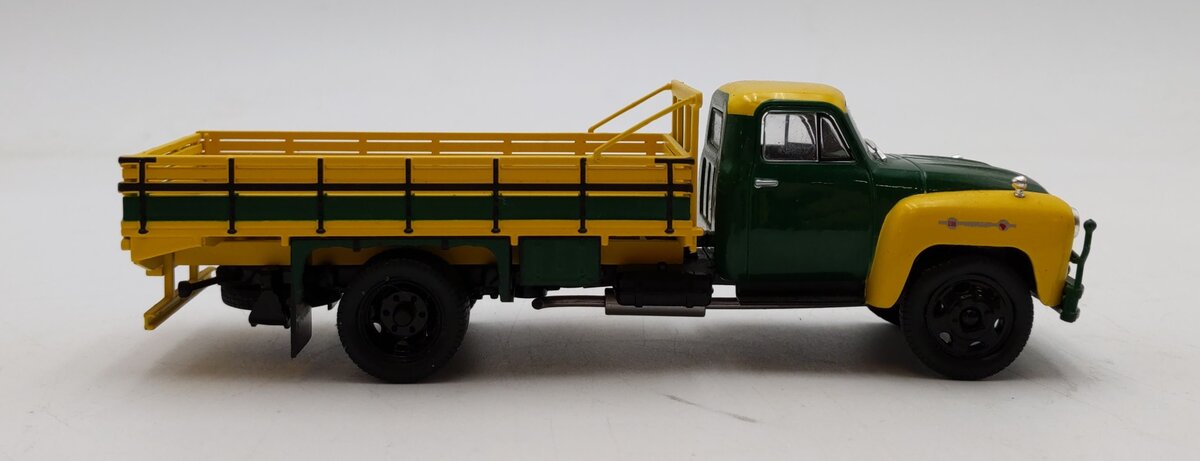 Whitebox 1:43 Scale 1958 Chevrolet C6500 (Yellow and Green) LN/Box
