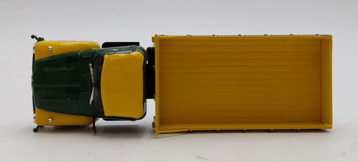 Whitebox 1:43 Scale 1958 Chevrolet C6500 (Yellow and Green) LN/Box