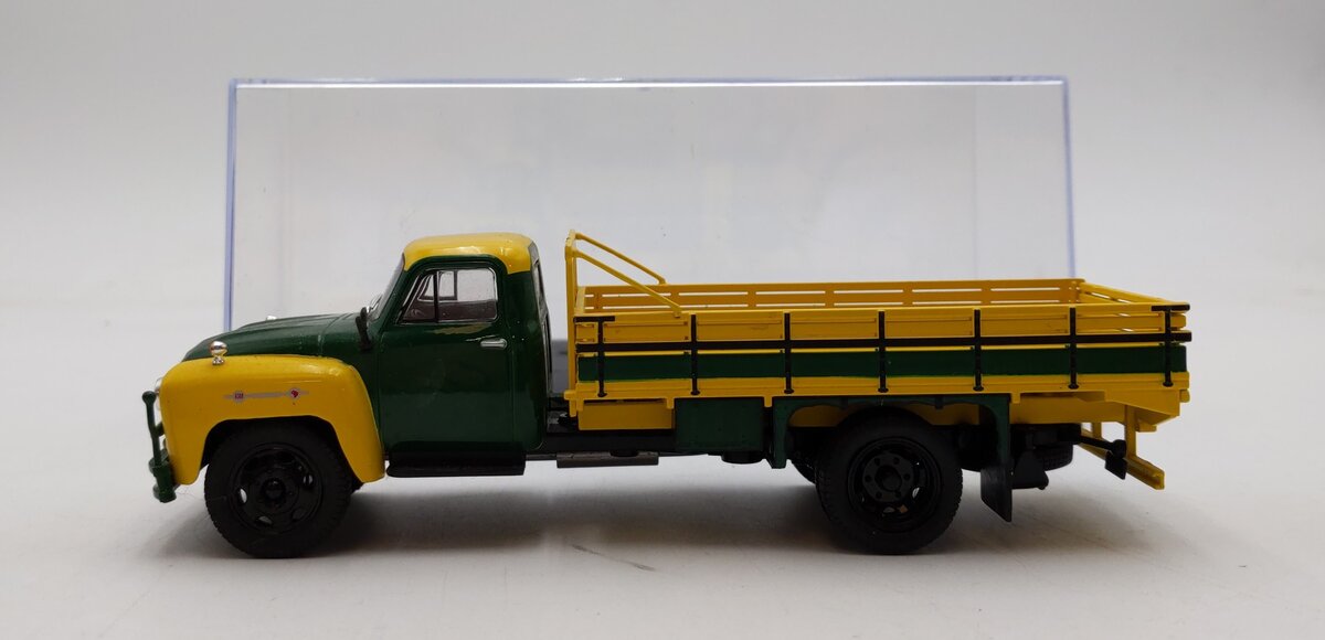 Whitebox 1:43 Scale 1958 Chevrolet C6500 (Yellow and Green) LN/Box
