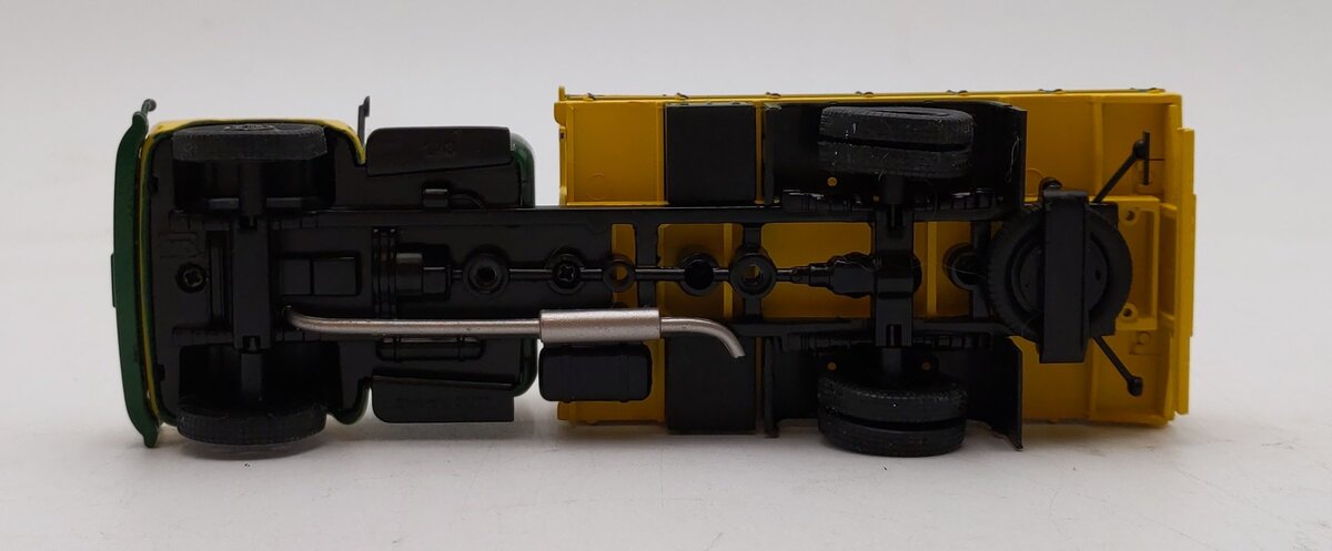 Whitebox 1:43 Scale 1958 Chevrolet C6500 (Yellow and Green) LN/Box