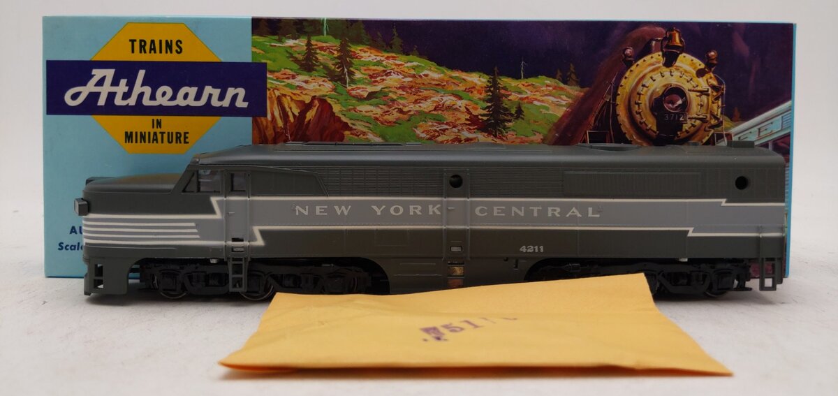 Athearn 3303 HO Scale NYC PA-1 Powered Diesel Locomotive #4211 EX/Box