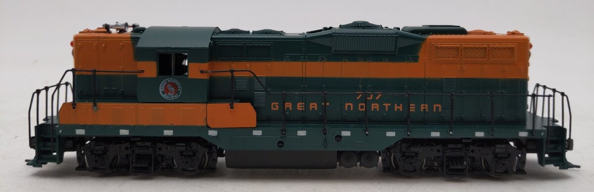 Athearn 3157 HO Scale Great Northern GP-9 Diesel Locomotive #707 LN