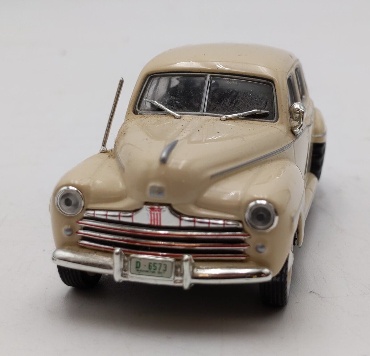 Minichamps 1:43 Scale 1947 Ford Fordor sedan (Beige) LN/Box