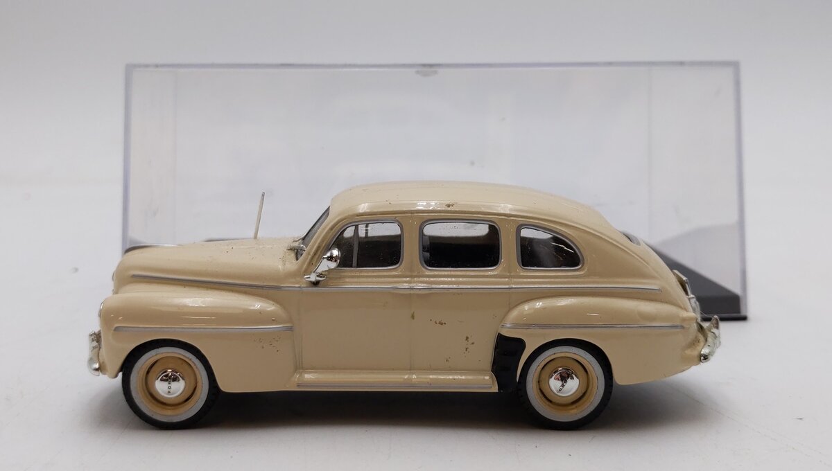 Minichamps 1:43 Scale 1947 Ford Fordor sedan (Beige) LN/Box