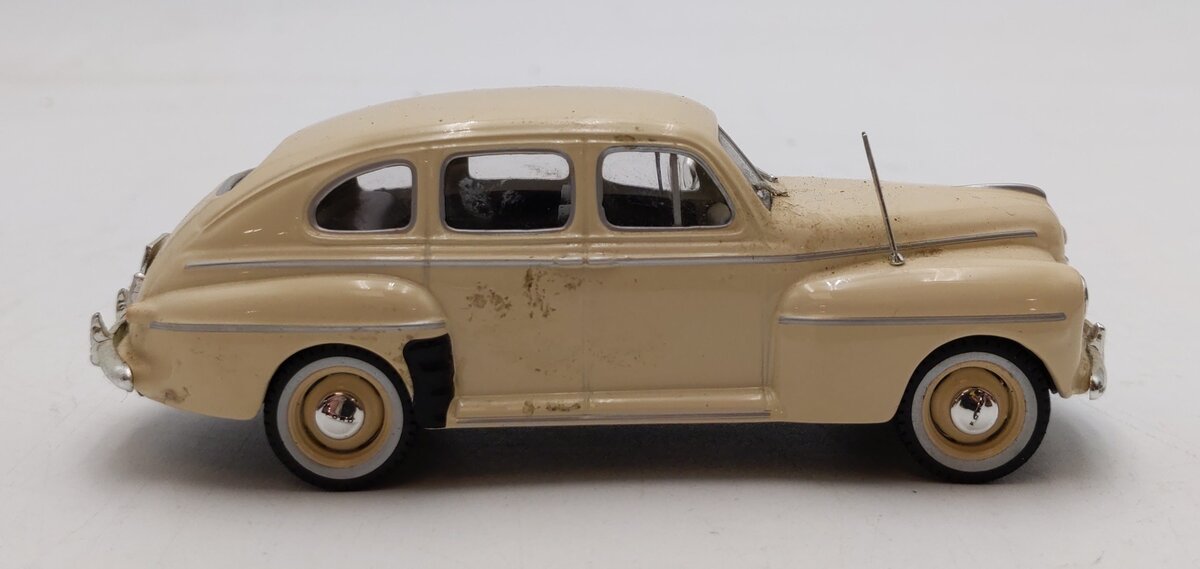 Minichamps 1:43 Scale 1947 Ford Fordor sedan (Beige) LN/Box