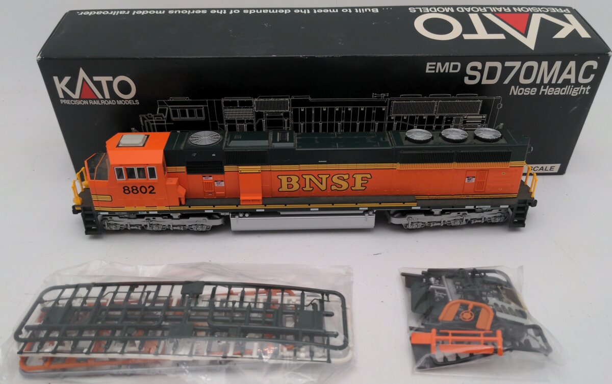 Kato 37-6451 HO BNSF Heritage II EMD SD70MAC Diesel Locomotive #8802 EX/Box