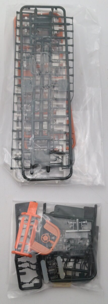 Kato 37-6451 HO BNSF Heritage II EMD SD70MAC Diesel Locomotive #8802 EX/Box