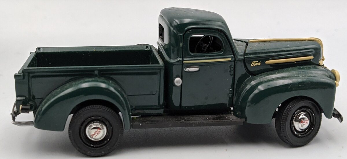 Gearbox 42-002 1:43 Ford 1942 Green Die-Cast Pickup Truck VG/Box