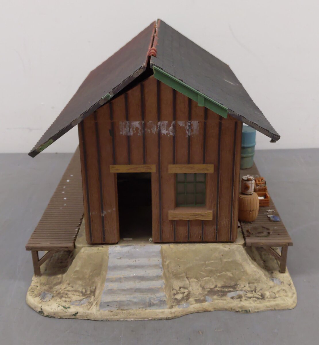 Pola 905 Kleinbach Freight Station Kit - Assembled