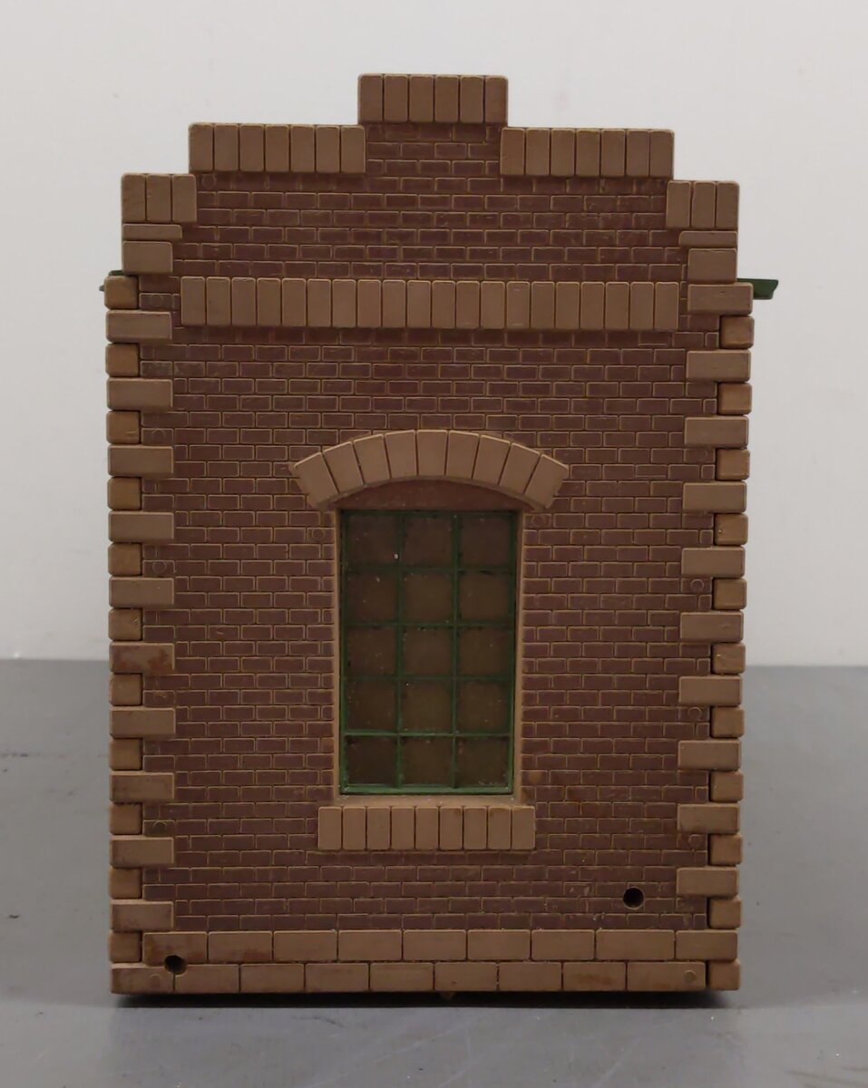 Pola G Scale Engine Shed - Assembled